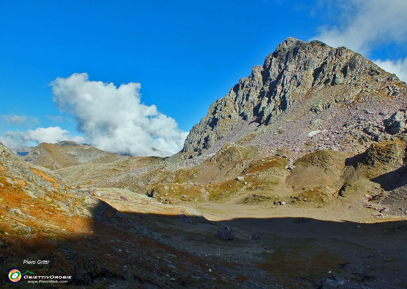 67 La conca vista alle spalle con Cima di Valsanguigno.JPG